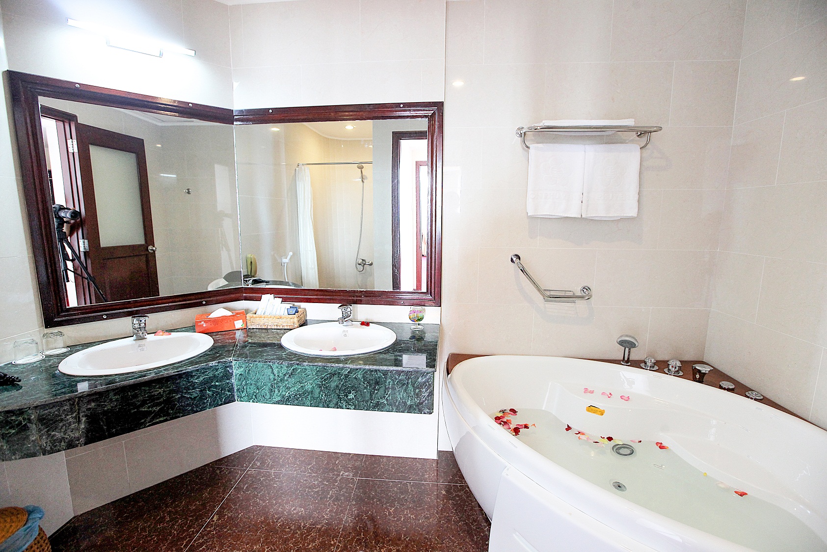 EXECUTIVE SUITE 0 